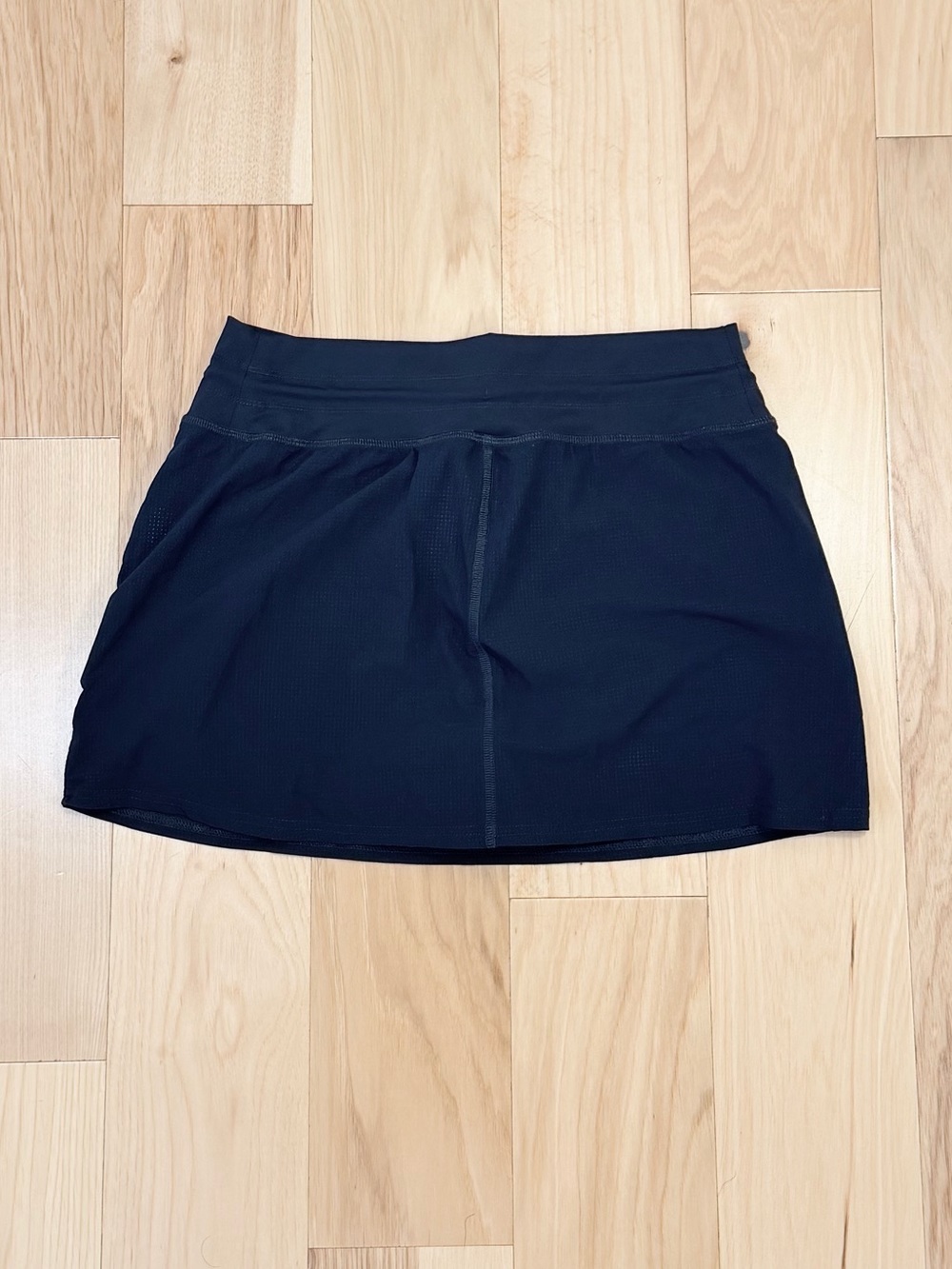 LIKE NEW Vuori Women’s Seabreeze Skirt - Picture 2 of 5